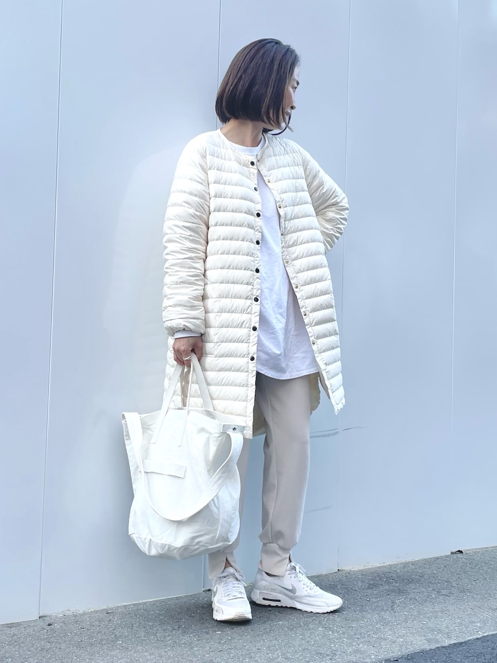 「白スニーカー、白ダウン、ダウンジャケット、ダウンコート、インナーダウン、Traditional Weatherwear、春コーデ、冬コーデ、ママコーデ、スニーカー、スナップ、スニーカーコーデ」｜「Traditional Weatherwearの◇【WEB限定カラーあり】【TRADITIONAL WEATHERWEAR】ARKLEY LONG DOWN PA（ダウンジャケット/コート、ホワイト系）」を使った、ISHIDAさん（レディース・158cm）の冬コーディネートの1枚目の写真