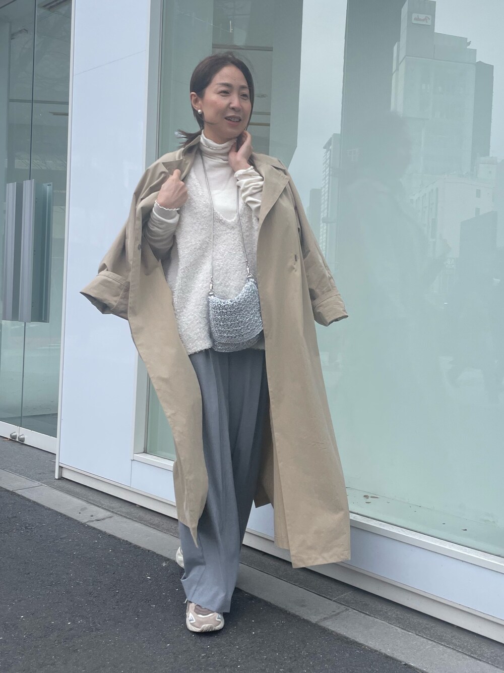 「トレンチコート、春コーデ、ニットベスト、ベストコーデ、リブニット、タートルネック、ワイドパンツ、セミワイドパンツ、スニーカーコーデ、スニーカー、コートコーデ、レイヤードスタイル、休日スタイル、冬を彩る色いろコーデ、今日のコーデ」｜「NOLLEY’SのウォッシャブルElegantイージーパンツ（その他パンツ、グレー系）」を使った、ISHIDAさん（レディース・158cm）の冬コーディネートの1枚目の写真