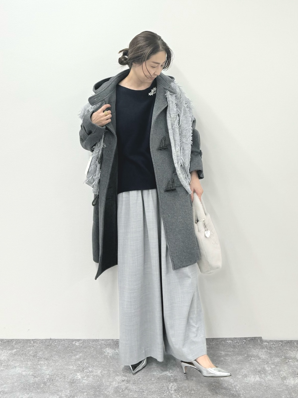 「ダッフルコート、ダッフル、グレーコーデ、グレー、ネイビーコーデ、ワイドパンツ、冬アウター、ロングコート、ショルダーバッグ、今日のコーデ、おしゃれさんと繋がりたい、フリンジ、ストール、ストールコーデ、フリンジストール」｜「NOLLEY’Sのフリンジストール（ストール/ショール、グレー系）」を使った、ISHIDAさん（レディース・158cm）の秋コーディネートの1枚目の写真