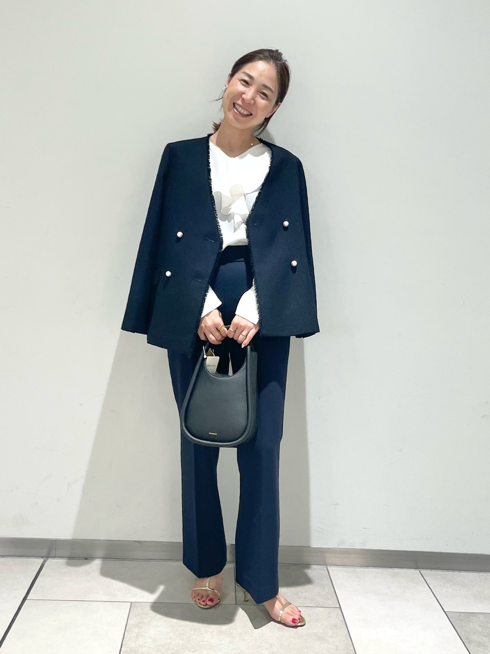「お仕事コーデ、ママコーデ、学校行事、七五三、保護者会、入学式、卒業式、きちんとスタイル、ジャケット、ジャケットスタイル、パールボタン、ネイビー、紺ブレ」｜「NOLLEY’Sのウォッシャブルパール釦ツイードライクVネックジャケット（ノーカラージャケット、ブルー系）」を使った、ISHIDAさん（レディース・158cm）の秋コーディネートの1枚目の写真