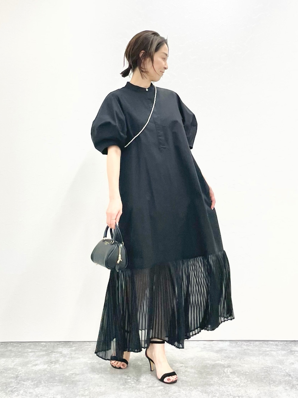 「シャツワンピ、ワンピース、ブラックコーデ、結婚式 ワンピース、結婚式、シンプルコーデ、モード、キレイめ、きれいめコーディネート、大人女子、夏コーデ、お洒落さんとつながりたい、シンプル」｜「NOLLEY’Sの【CHRISTIAN VILLA/クリスチャンヴィラ】ミニボストンバッグ（ボストンバッグ、ブラック系）」を使った、ISHIDAさん（レディース・158cm）の春コーディネートの1枚目の写真
