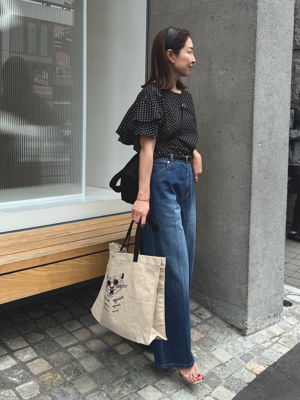 「柄シャツ、サンダル、プチプラ、初夏コーデ、夏ファッション、大人女子、大人コーデ、大人カジュアルコーデ、オトナカワイイ、キレイめコーデ、ドット柄、ドット、ドットブラウス、エコバッグ、カチューシャコーデ」｜「NOLLEY’Sの【追加】サッカードットバックフリルブラウス（シャツ/ブラウス、ブラック系）」を使った、ISHIDAさん（レディース・158cm）の夏コーディネートの1枚目の写真