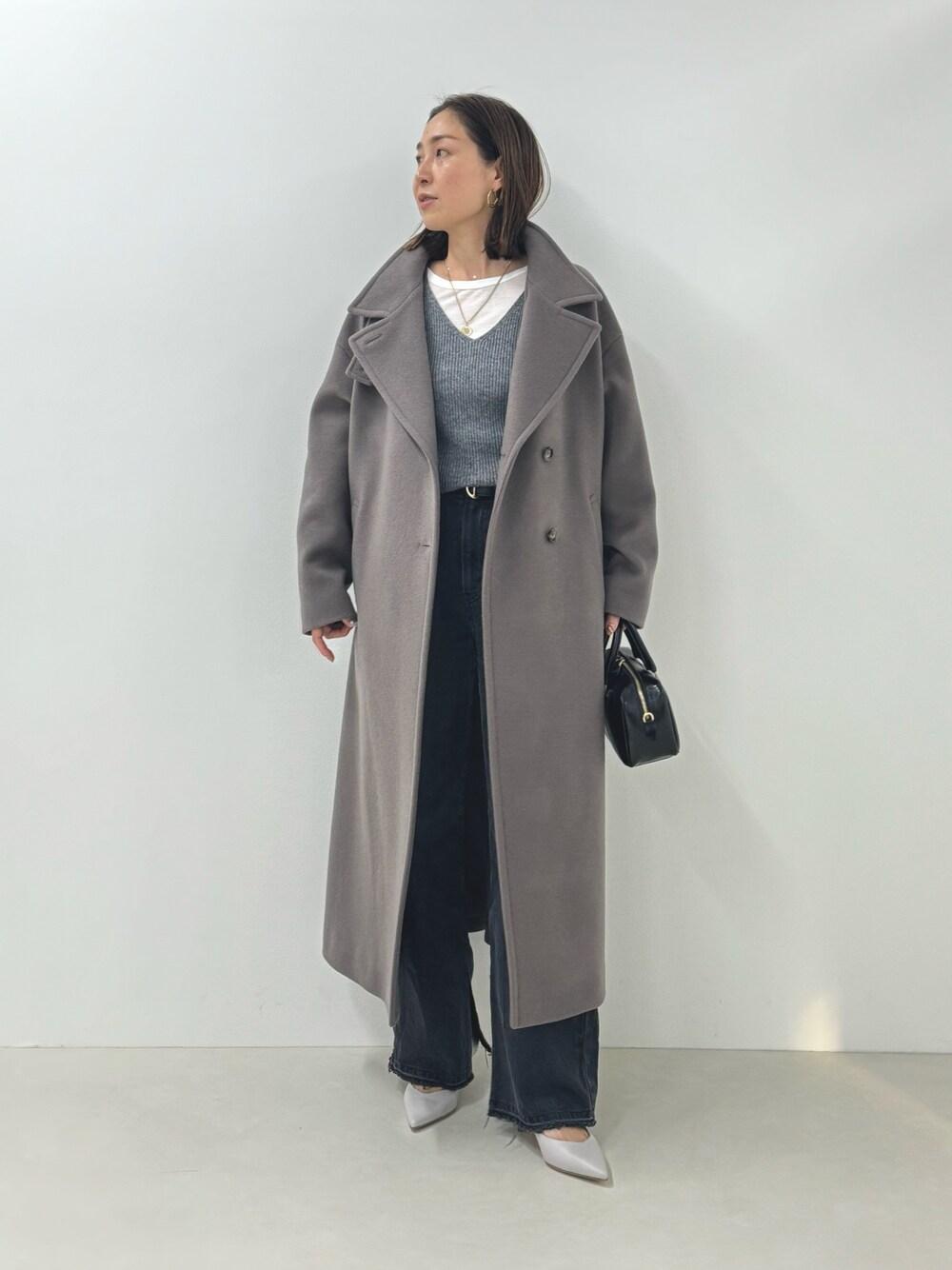 「ベスト、ニットジレ、ジレ、タンクトップ、ニットキャミソール、デニム、スリットパンツ、グレーデニム、スタンドカラー、スタンドカラーコート、ロングコート、グレーコーデ、冬アウター、最近のいい感じコーデ、きれいめカジュアル」｜「Rie Millerの【RM denim】スリットフレアハイウエストデニム（デニムパンツ、グレー系）」を使った、ISHIDAさん（レディース・158cm）の秋コーディネートの1枚目の写真