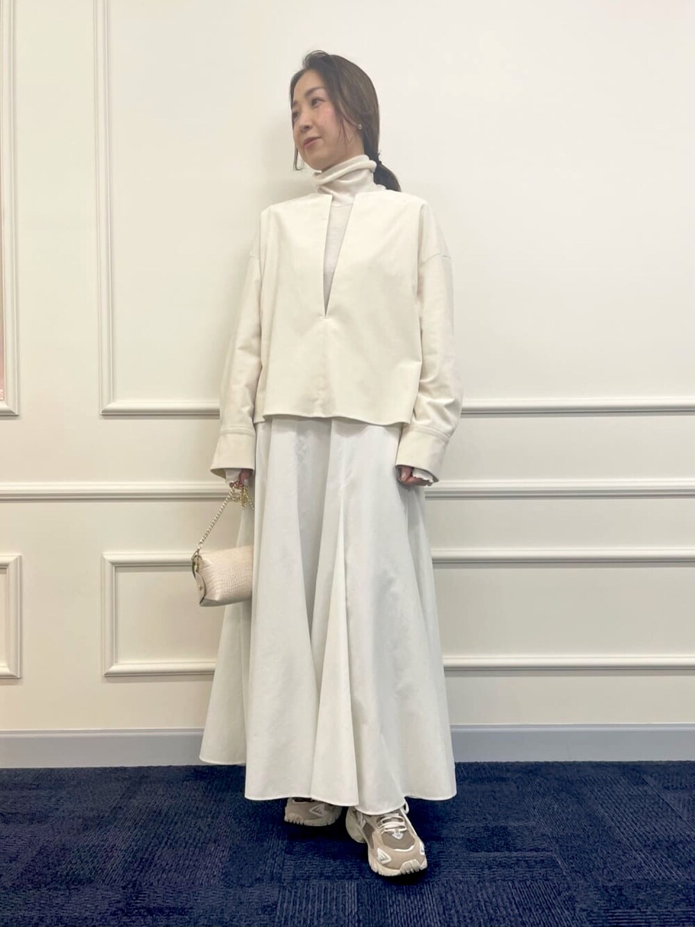 「休日スタイル、ホワイトコーデ、お出かけコーデ、きれいめカジュアル、ロングスカート、リブタートルネック、冬のコーデ、スカートコーデ、今日のコーデ、白」｜「NOLLEY’SのMY STANDARDウォッシャブルリブタートル（Tシャツ/カットソー、ホワイト系）」を使った、ISHIDAさん（レディース・158cm）の冬コーディネートの1枚目の写真