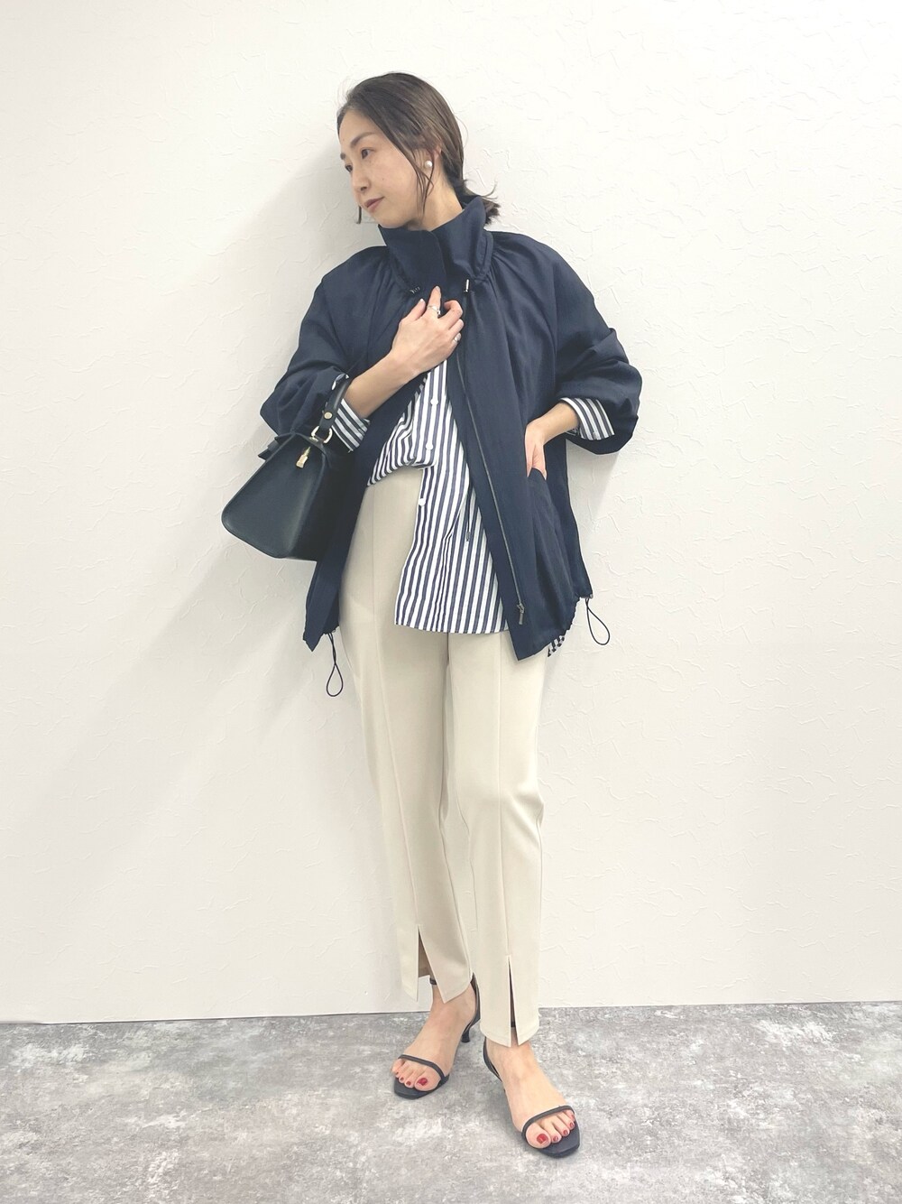 「ブルゾンコーデ、春アウター、春コーデ、ストライプシャツ、シャツスタイル、シャツ、スタンドカラー、スリットパンツ、パンツコーデ、お仕事コーデ、大人カジュアル、春服」｜「NOLLEY’SのMY STANDARD レギュラーシャツ（シャツ/ブラウス、ホワイト系）」を使った、ISHIDAさん（レディース・158cm）の冬コーディネートの1枚目の写真