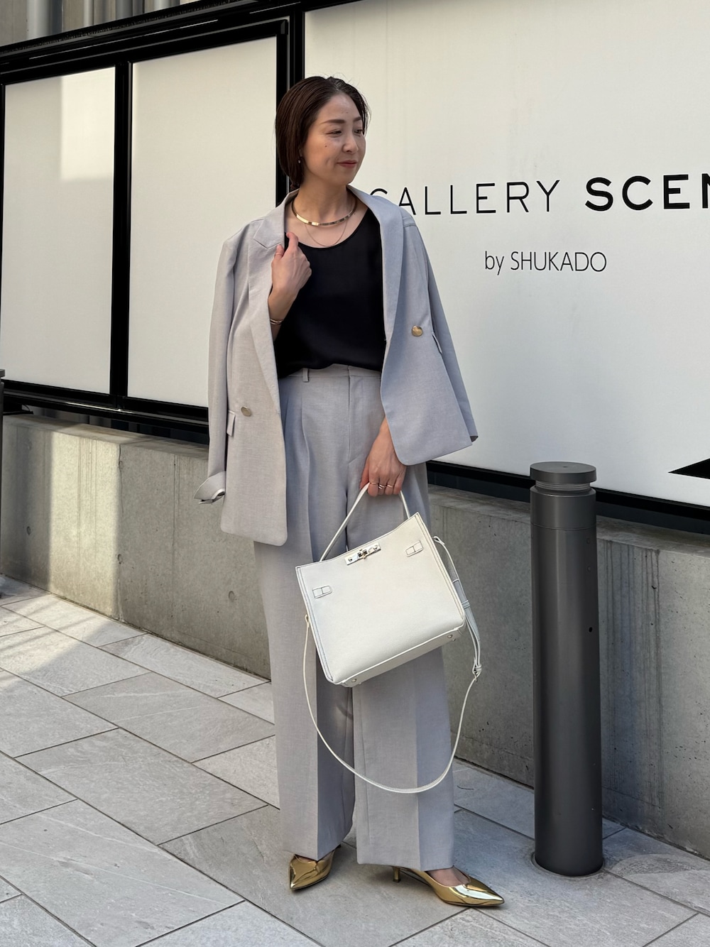 「スーツ、スーツスタイル、スーツコーデ、パンツスーツ、トートバッグ、トートバッグ 白、トートバッグ 黒、レザーバッグ、きれいめコーデ、大人ファッション、セットアップスタイル、今日のコーデ、ワントーンコーデ」｜「NOLLEY’S Sophiの《セットアップ対応》ウォッシャブルライトドライシャンブレージャケット（テーラードジャケット、グレー系）」を使った、ISHIDAさん（レディース・158cm）の夏コーディネートの1枚目の写真