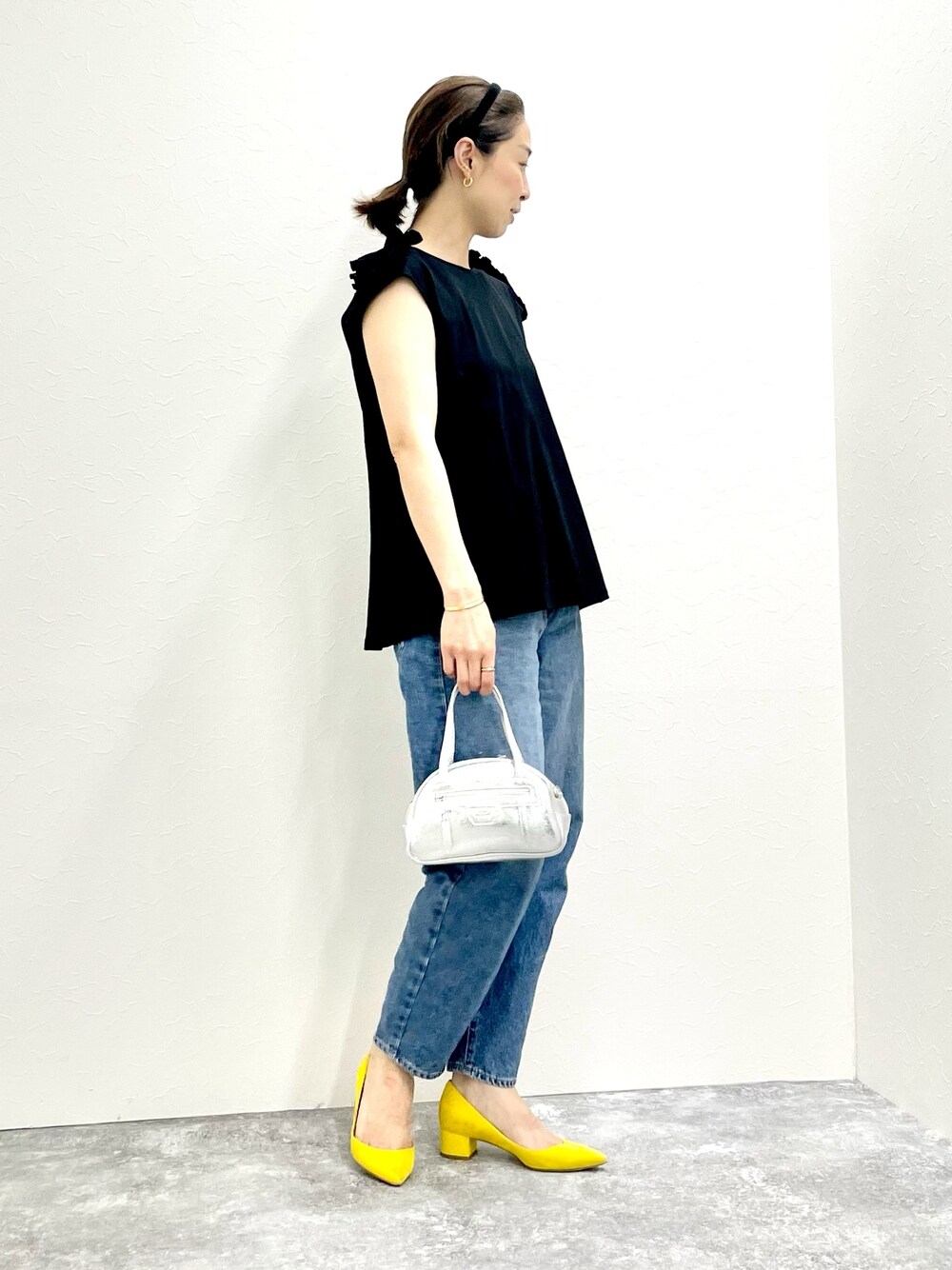 「フリルトップス、肩フリル、ノースリーブ、デニム、デニムコーデ、ootd、スポーツサンダル、ママコーデ、モノトーン、夏コーデ、休日スタイル、シルバーバッグ」｜「NOLLEY’Sのショルダータックフリルプルオーバーカットソー（Tシャツ/カットソー、ブラック系）」を使った、ISHIDAさん（レディース・158cm）の夏コーディネートの1枚目の写真