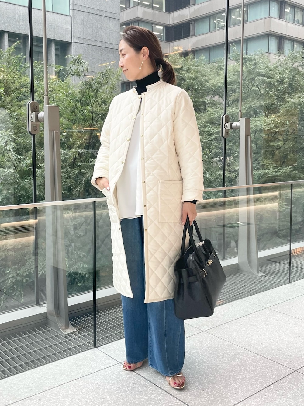 「Traditional Weatherwear、キルティング、キルティングコート、中綿ジャケット、白コート、きれいめカジュアル、デニム、シャツスタイル、秋コーデ、お出かけコーデ、シンプルコーデ、リボンブラウス、デニムコーデ」｜「NOLLEY’Sの【TRADITIONAL WEATHERWEAR/トラディショナル ウェザーウェア】ARKLEY LONG（その他アウター、ホワイト系）」を使った、ISHIDAさん（レディース・158cm）の秋コーディネートの1枚目の写真