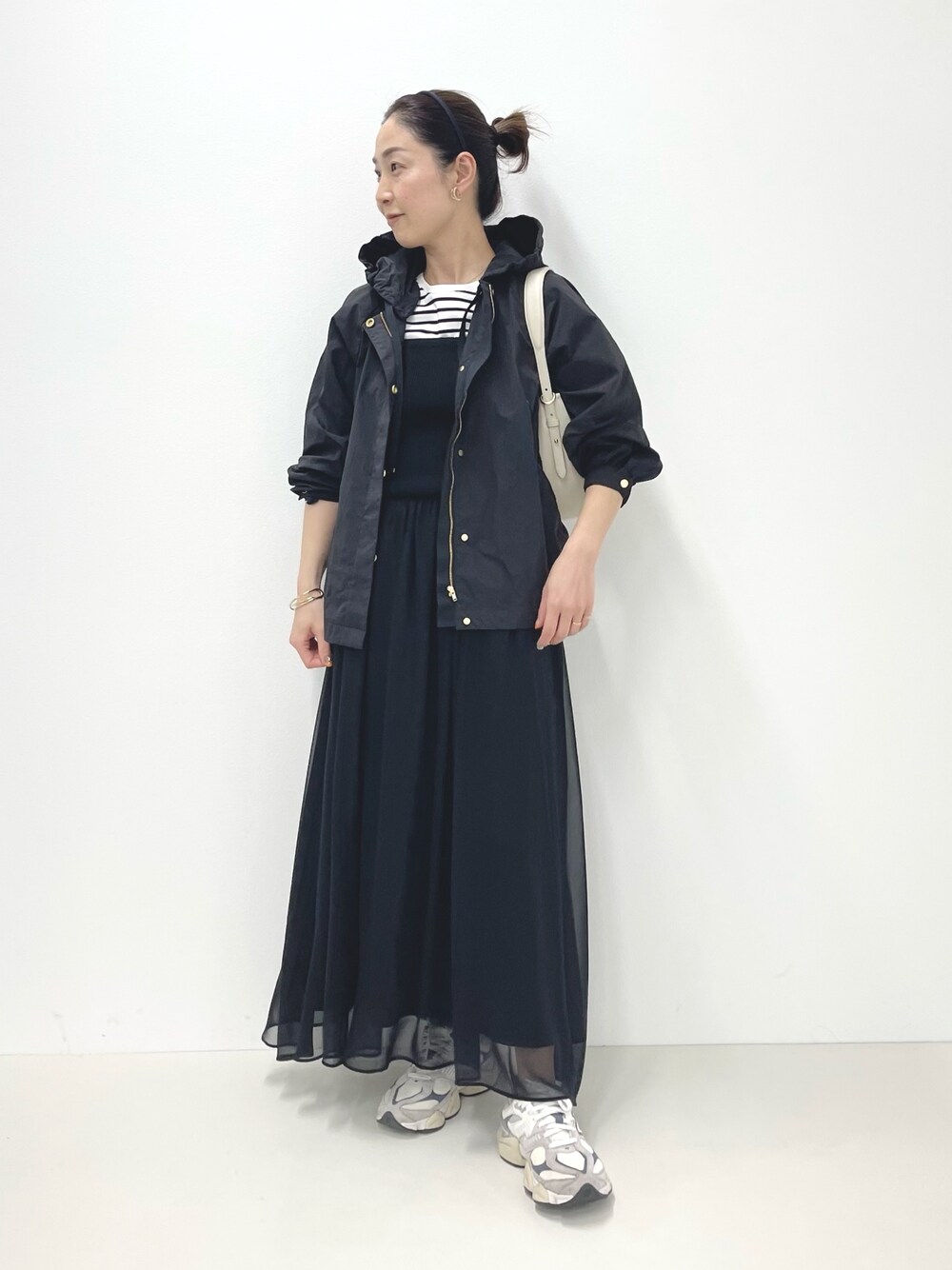 「マンパ、春コート、マリンコーデ、ビスチェ、ロングスカート、ママコーデ、ラウンドバッグ、スニーカーコーデ、スニーカー、カジュアルコーデ、大人カジュアル、ボーダー、ワントーンコーデ、春のおしゃ見えテクニック、キャミワンピ」｜「NOLLEY’Sのプチ2ラインイヤリング（イヤリング、ゴールド系）」を使った、ISHIDAさん（レディース・158cm）の春コーディネートの1枚目の写真