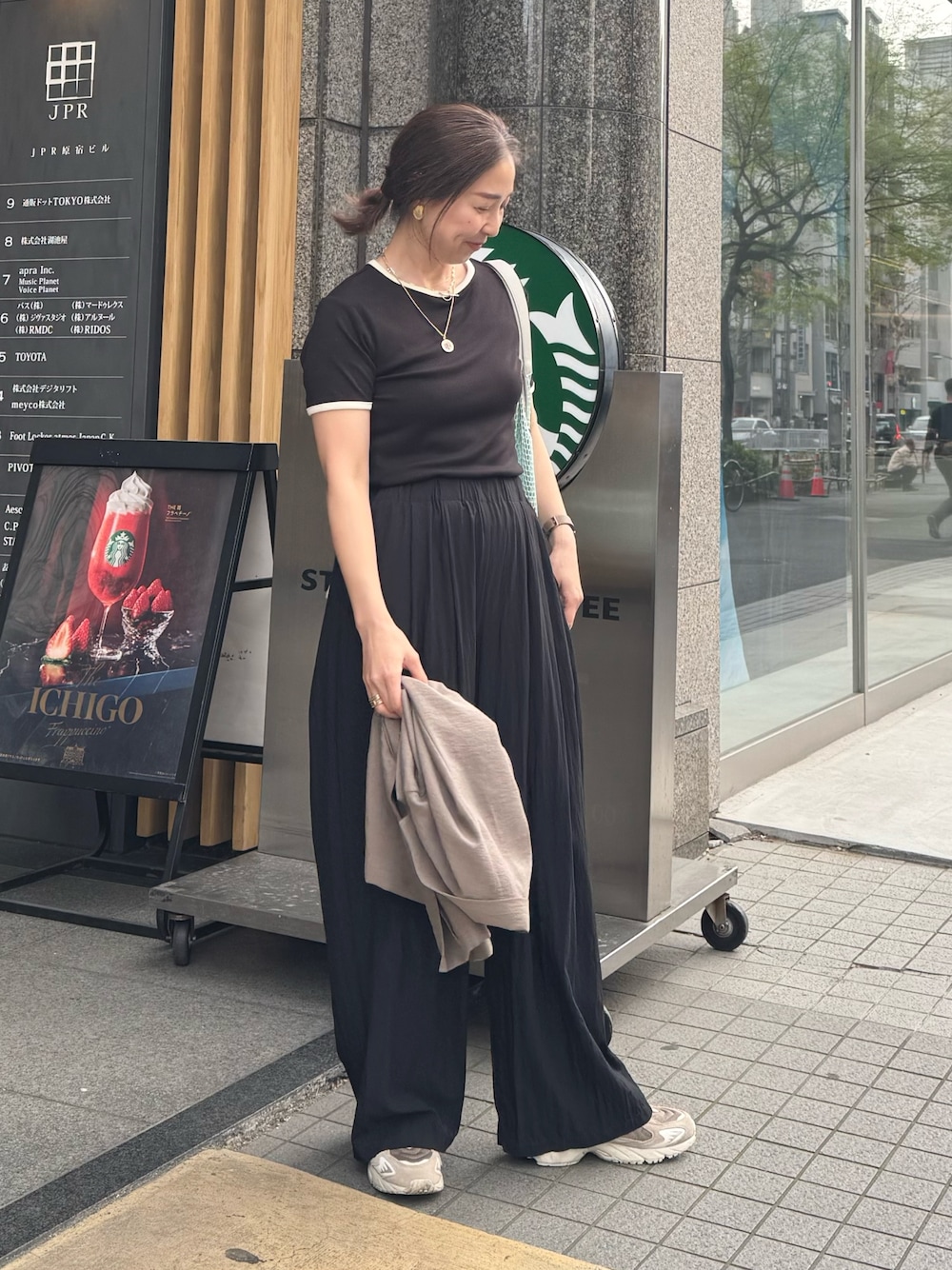 「ワイドパンツ、春夏コーデ、シンプルコーデ、きれいめカジュアル、休日スタイル、スニーカー、トートバッグ、大人カジュアルコーデ、リラックススタイル、夏服、着回しコーデ、ワントーンコーデ、Tシャツコーデ、お洒落さんとつながりたい、マクウェル」｜「NOLLEY’Sの【MAQWEL/マクウェル】リンガーリブ半袖Tシャツ（Tシャツ/カットソー、ブラック系）」を使った、ISHIDAさん（レディース・158cm）の春コーディネートの1枚目の写真