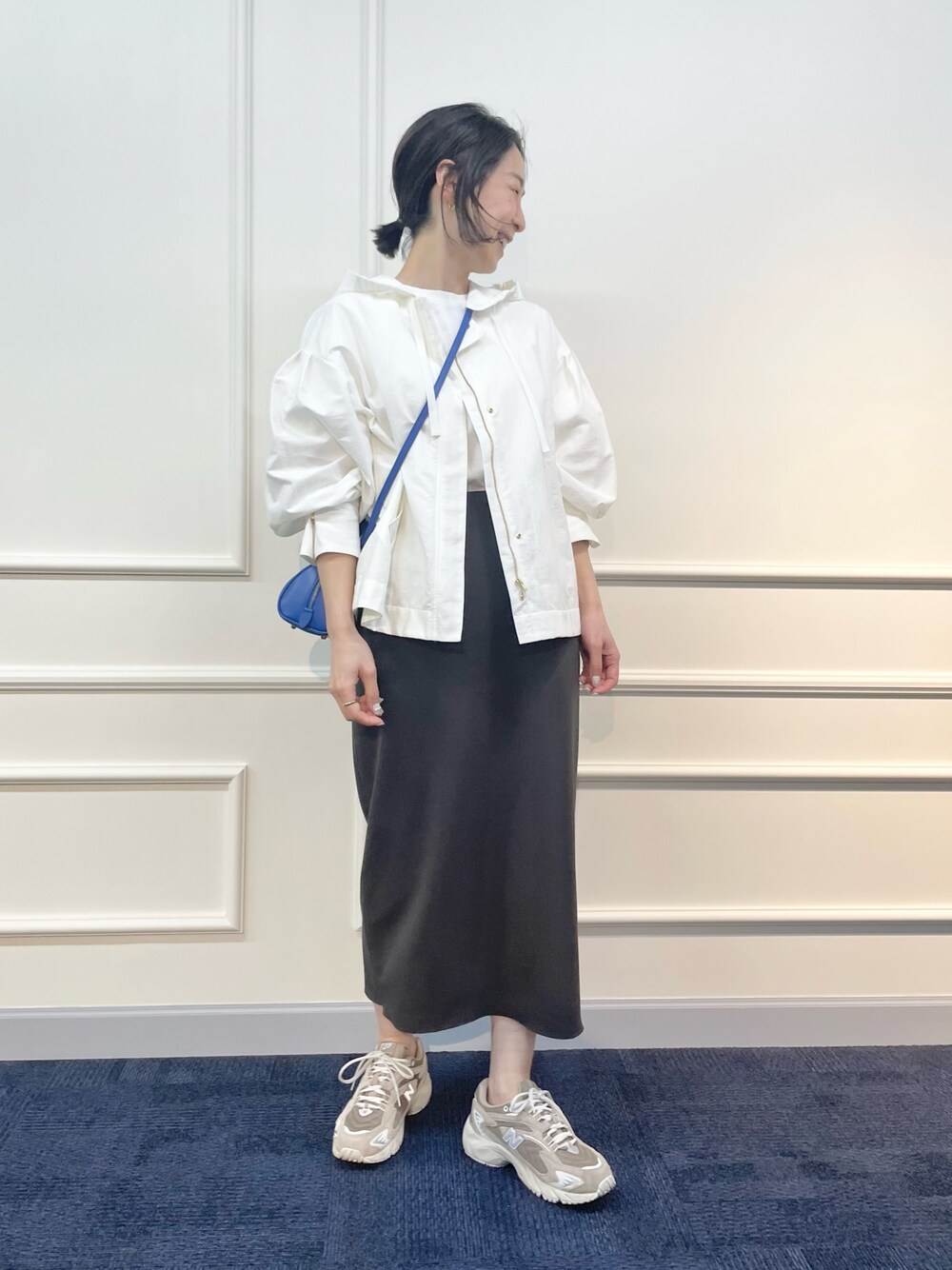「ブルゾン、マンパ、マウンテンパーカー、春アウター、タイトスカート、休日スタイル、ママコーデ、ママファッション、お花見、スニーカーコーデ、スニーカー、大人カジュアル、カジュアルコーデ、いまどきジャケット写真」｜「NOLLEY’Sのウォッシャブル2WAYショートマウンテンパーカー（マウンテンパーカー、ホワイト系）」を使った、ISHIDAさん（レディース・158cm）の春コーディネートの1枚目の写真