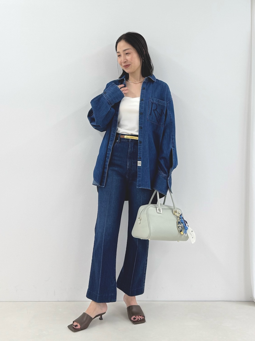 「デニムパンツ、デニム、デニムジャケット、デニムコーデ、デニムシャツ、デニムオンデニム、ボストンバッグ、ボストン」｜「NOLLEY’Sのダブルノットチャーム（チャーム、ブルー系）」を使った、ISHIDAさん（レディース・158cm）の春コーディネートの1枚目の写真
