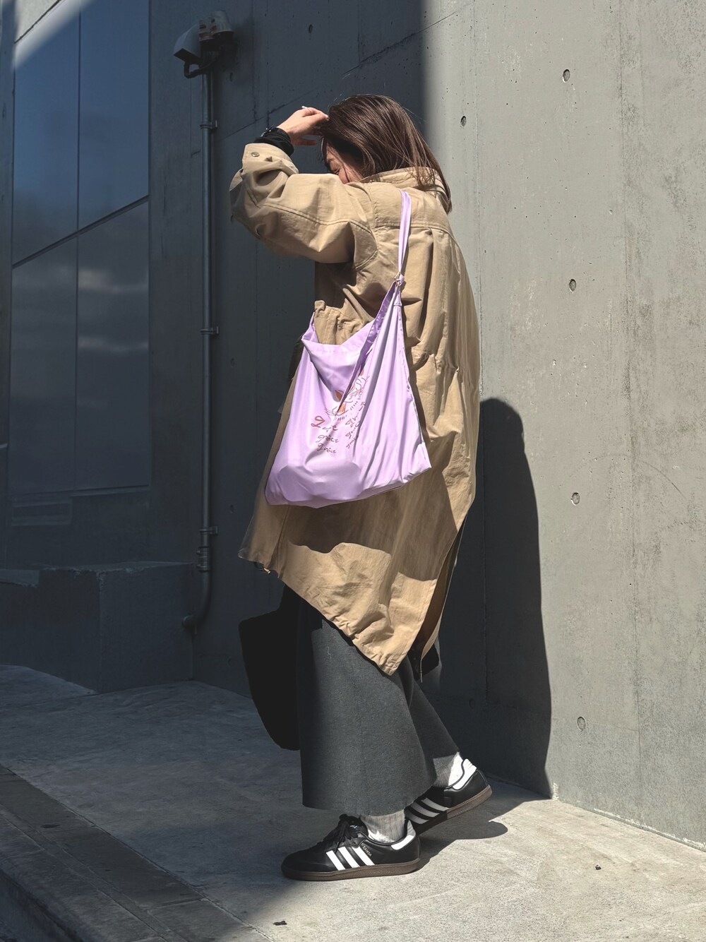 「今日のコーデ、春服コーデ、大人コーデ、おでかけコーデ、レイヤードコーデ、ゆるコーデ、モノトーン、ジャケット/アウター、オトナ女子、スウェット、スウェットコーデ、タイトスカート」｜「NOLLEY’SのメッシュトートバッグM【MD 二見☆別注カラーあり】（トートバッグ、ブラック系）」を使った、ISHIDAさん（レディース・158cm）の春コーディネートの1枚目の写真