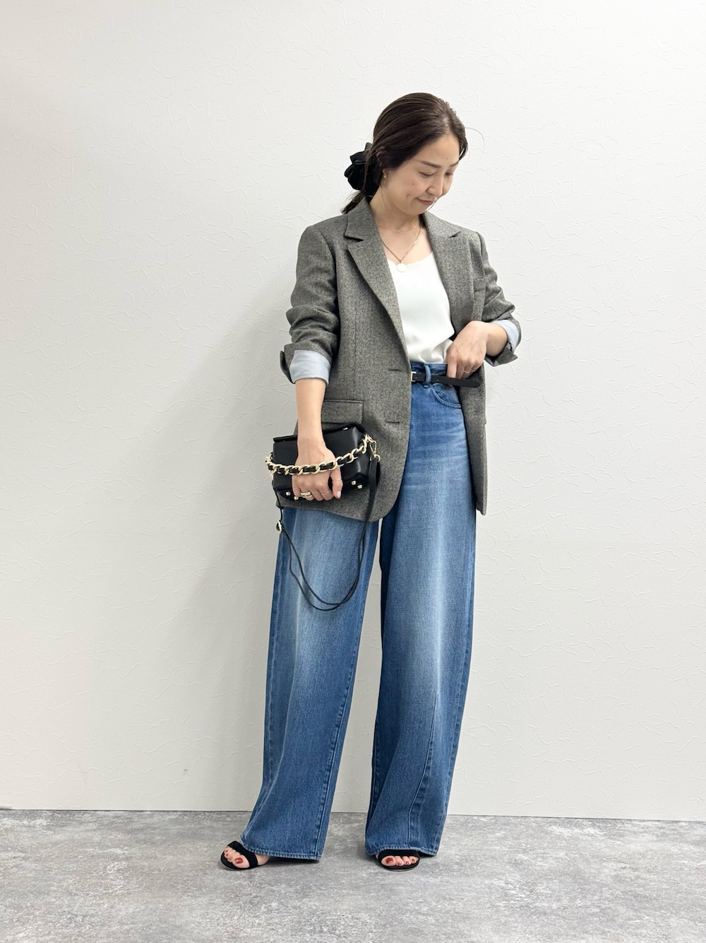 「ジャケット、ジャケットスタイル、ジャケットコーデ、デニム、デニムパンツ、デニムコーデ、サテン、サテンシャツ、きれいめカジュアル、休日スタイル、韓国ファッション、オトナカワイイ、シュシュ、パンツコーデ、キレイめ」｜「Rie Millerの【RM denim】ハイウエストバギーデニム（デニムパンツ、ブルー系）」を使った、ISHIDAさん（レディース・158cm）の夏コーディネートの1枚目の写真