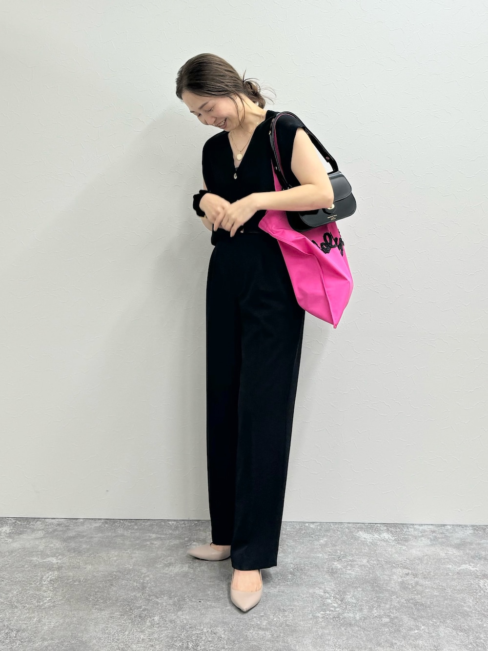 「ニットベスト、ニットジレ、ジレ、ベストコーデ、ワントーンコーデ、サブバッグ、エコバッグ、ロゴバッグ、ブラックコーデ、まとめ髪、ママコーデ、40代ファッション、クリスチャンヴィラ、ワイドパンツ」｜「NOLLEY’S Sophiのアイテム（パンツ、ブルー系）」を使った、ISHIDAさん（レディース・158cm）の夏コーディネートの1枚目の写真