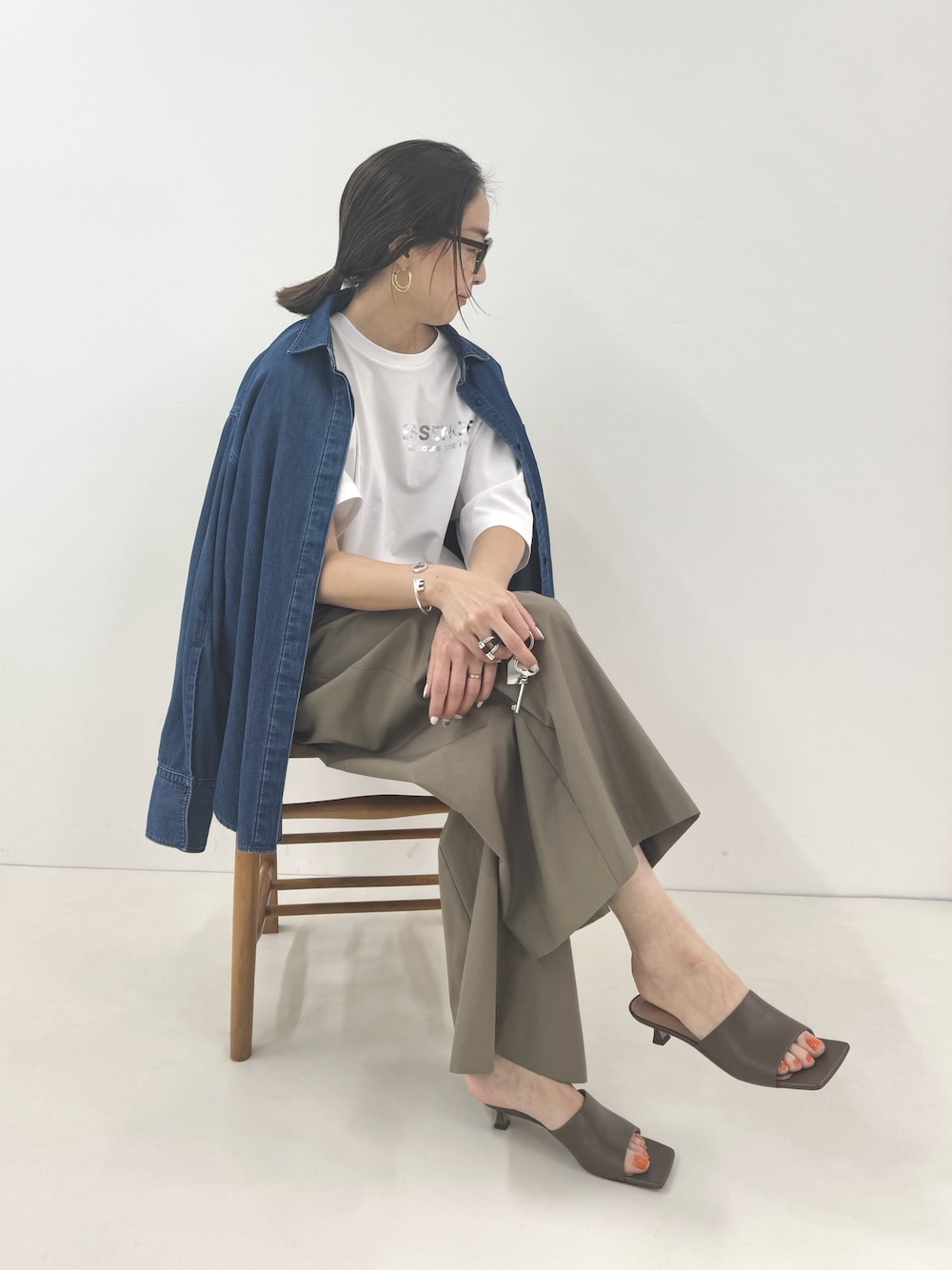 グリーン系のその他パンツ、ブルー系のシャツ/ブラウス、ホワイト系のTシャツ/カットソーを着用したレディースの春コーディネートの1枚目の写真