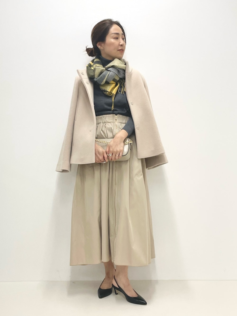 「スカート、ショートコート、ショート丈トップス、ショートジャケット、コートコーデ、毎日コーデ、綺麗めコーデ、キレイめ、お仕事コーデ、きちんとスタイル、チェックストール、ストール、タフタスカート」｜「NOLLEY’Sのアイテム（スカート、オレンジ系）」を使った、ISHIDAさん（レディース・158cm）の秋コーディネートの1枚目の写真