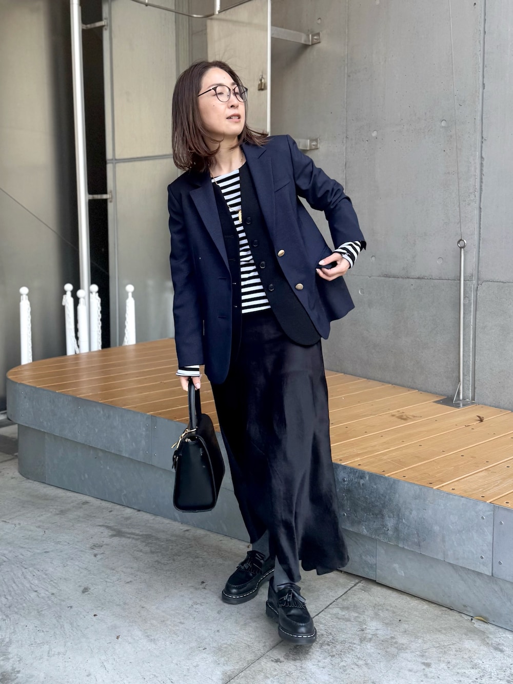 「ジャケット、ジャケットスタイル、ジャケットコーデ、ジャケット 、ナロースカート、ロングスカート、ロングワンピース、ローファー、ローファー×靴下、ローファーコーデ」｜「NOLLEY’S Sophiのウォッシャブルマットサテンナローロングスカート（スカート、ブラック系）」を使った、ISHIDAさん（レディース・158cm）の冬コーディネートの1枚目の写真