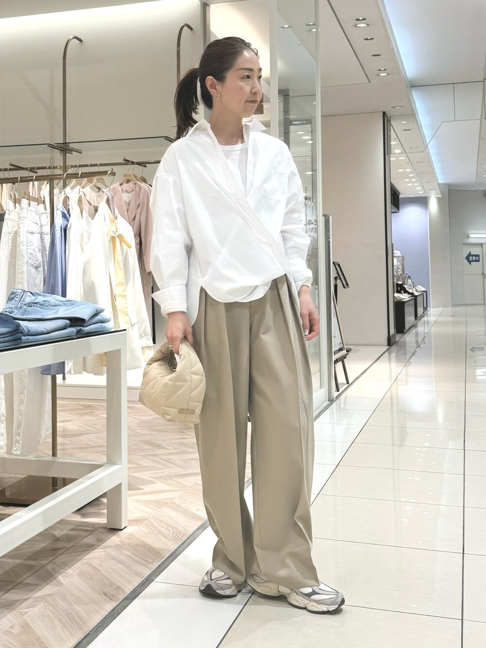 「リモンタ、マンパ、シャツスタイル、チノパン、ワイドパンツ、パンツスタイル、ロンT、春のおしゃ見えテクニック、春アウター、きれいめカジュアル、大人カジュアル、シンプルスタイル」｜「NOLLEY’S Sophiのアイテム（イヤリング、ゴールド系）」を使った、ISHIDAさん（レディース・158cm）の春コーディネートの1枚目の写真