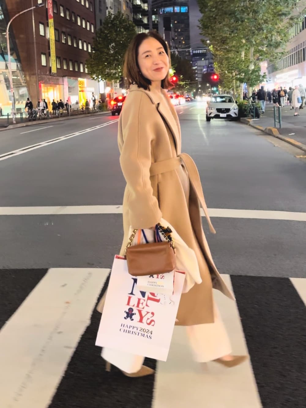 「コート、コートスタイル、コートコーデ、キャメルアウター、ロングワンピース、ロングコート、パンツスタイル、白パンツ、ベージュコーデ、白コーデ、ホワイトコーデ、ミニバッグ、冬アウター、オトナカジュアル、お出かけコーデ」｜「NOLLEY’Sのハンドステッチベルテッドコート（その他アウター、イエロー系）」を使った、ISHIDAさん（レディース・158cm）の秋コーディネートの1枚目の写真
