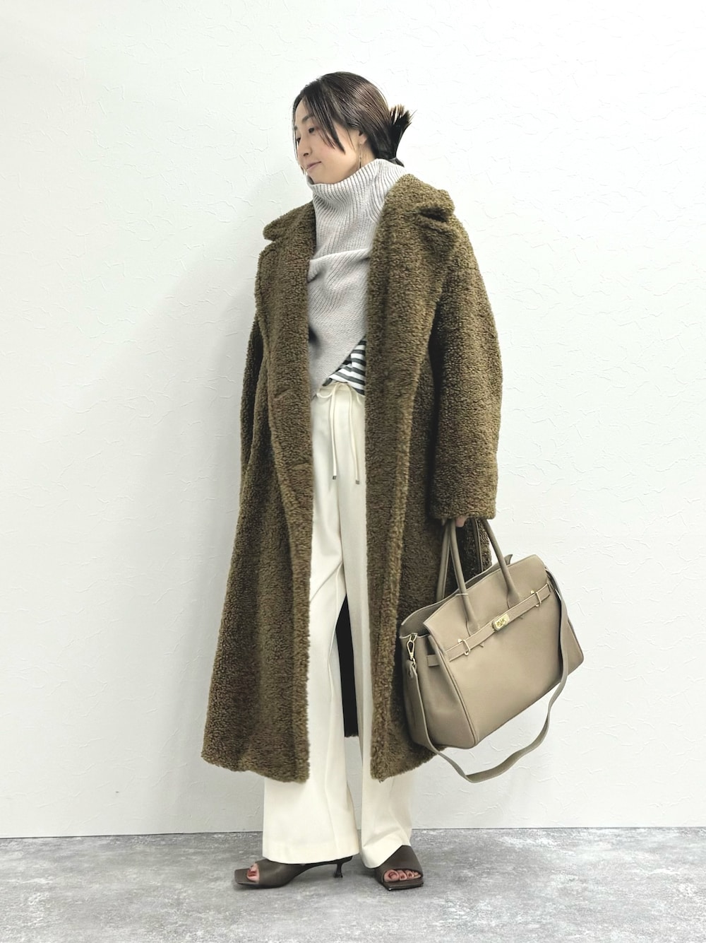 「ボアジャケット、ボアコート、ボア、白パンツ、ホワイトパンツ、ポンチョ、大人カジュアル、おでかけコーデ、大人コーデ、クリスマスコーデ、お洒落さんとつながりたい」｜「NOLLEY’S Sophiのフェイクテディファーロングコート（その他アウター、イエロー系）」を使った、ISHIDAさん（レディース・158cm）の秋コーディネートの1枚目の写真