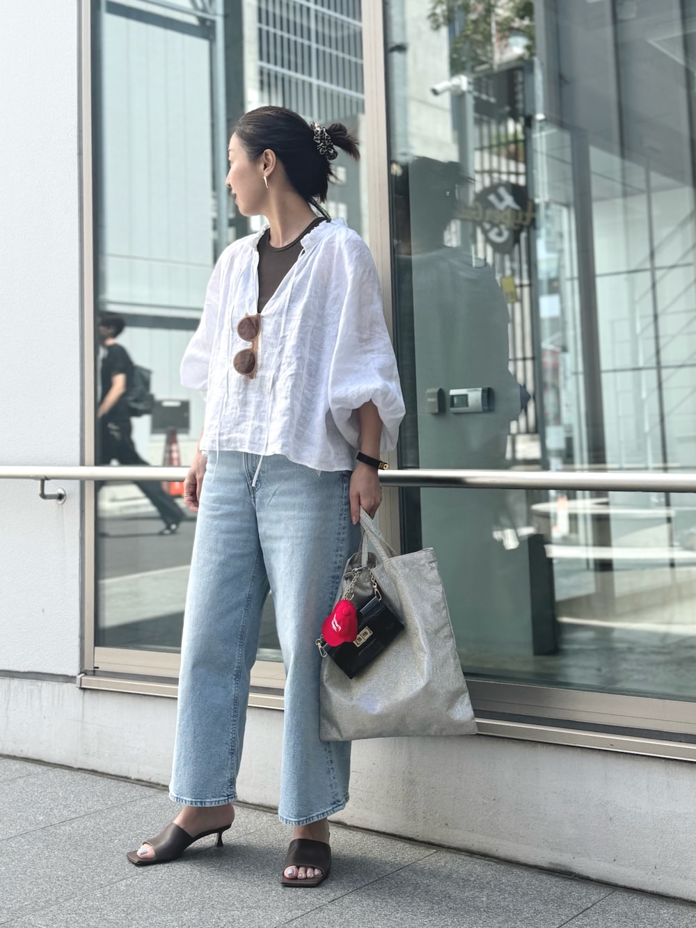 「レイヤードスタイル、サングラス、サンダル、キャップ、シンプルコーデ、きれいめカジュアル、休日スタイル、トートバッグ、大人カジュアルコーデ、今日のコーデ、バッグチャーム」｜「NOLLEY’Sの《セットアップ対応》リネンフリル衿ブラウス（シャツ/ブラウス、ホワイト系）」を使った、ISHIDAさん（レディース・158cm）の春コーディネートの1枚目の写真