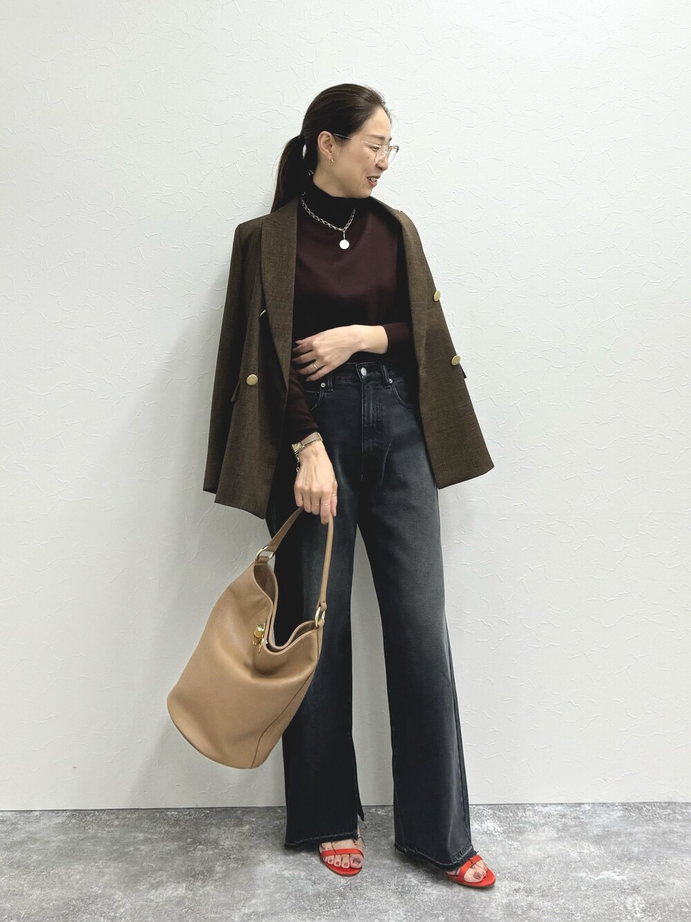 「コインネックレス、コインチャーム、ジャケット、ジャケットスタイル、ジャケットコーデ、デニム、デニムコーデ、スリットパンツ、レザーバッグ、ブラウン、ブラウンコーデ、休日スタイル、きれいめカジュアル、お洒落さんとつながりたい、秋コーデ」｜「NOLLEY’Sの【MAURIZIO TAIUTI/マウリツィオタユーティ】バンブーヒネリバケツバッグ（トートバッグ、ベージュ系）」を使った、ISHIDAさん（レディース・158cm）の夏コーディネートの1枚目の写真