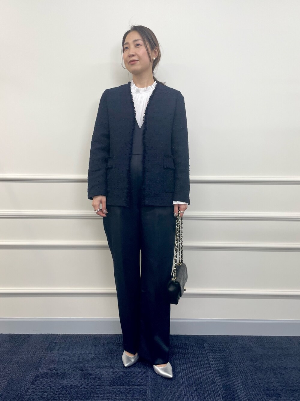 「サロペット、オールインワン、サテン、ツイードジャケット、ジャケット、ママコーデ、セレモニー、40代ファッション、ショルダーバッグ、シルバーシューズ、シルバー、フリルブラウス、キレイめ、卒園式、卒業式」｜「NOLLEY’SのBISHU JAPAN コットンフラッグツィードVネックジャケット（ノーカラージャケット、ブルー系）」を使った、ISHIDAさん（レディース・158cm）の冬コーディネートの1枚目の写真