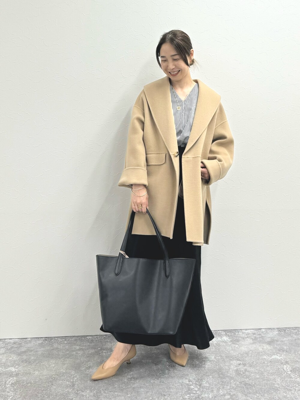 「おしゃ見えテクニック、秋コーデ、秋服コーデ、キレイめカジュアル、お出かけコーデ、ショートコート、ハーフコート、キャメルアウター、キャメル、ベージュコート、トートバッグ、ビッグバッグ、大人女子、ナロースカート」｜「NOLLEY’S Sophiの◇【WEB限定カラーあり】SUPER140リバーショールコート 24AW（ダッフルコート、イエロー系）」を使った、ISHIDAさん（レディース・158cm）の秋コーディネートの1枚目の写真
