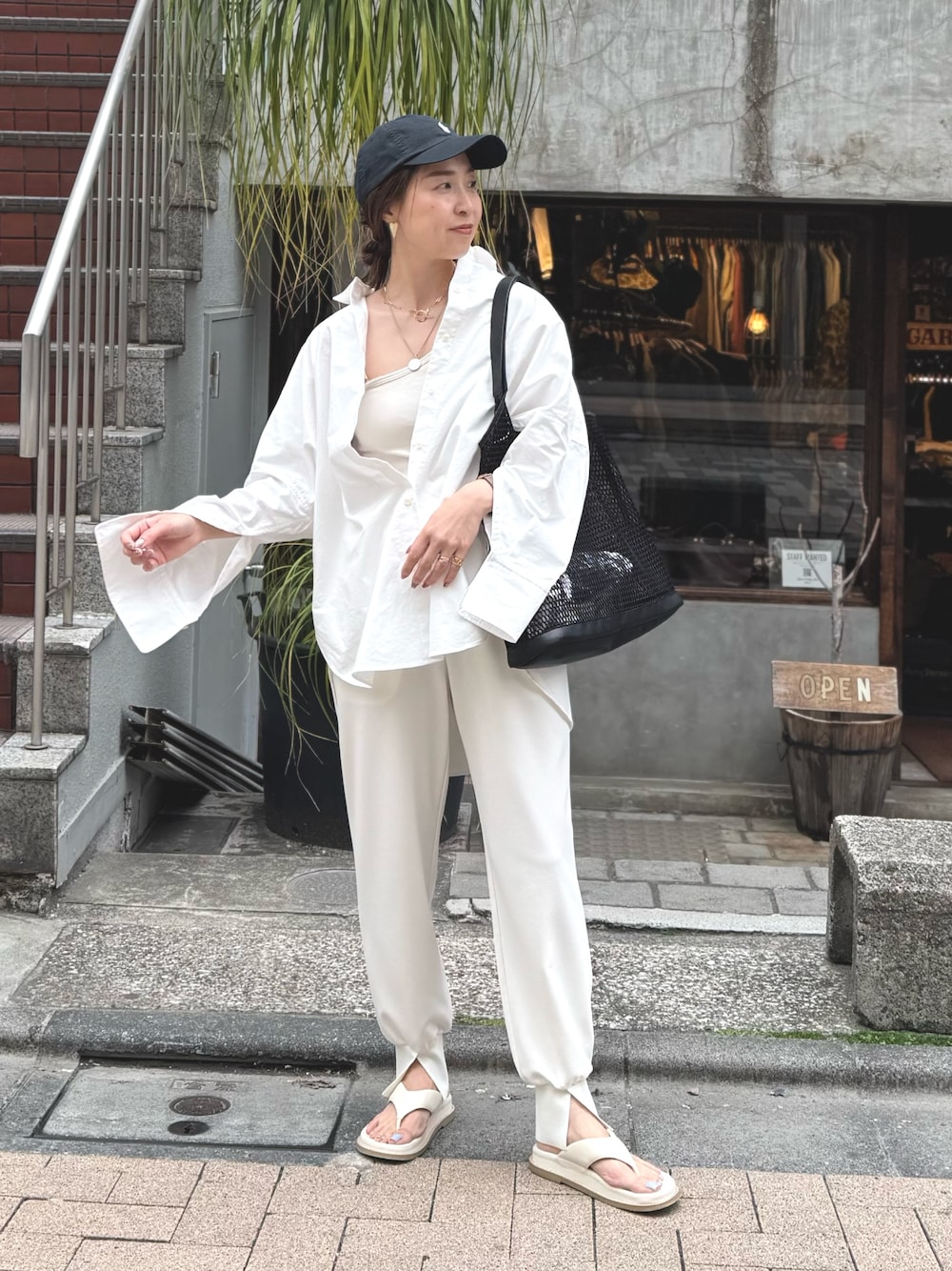 「レイヤードスタイル、サンダル、キャップ、淡色コーデ、シンプルコーデ、休日スタイル、きれいめカジュアル、お出かけコーデ、シャツスタイル、モノトーン、大人カジュアルコーデ、今日のコーデ、リラックススタイル、大人コーデ」｜「NOLLEY’Sの【MAQWEL/マクウェル】オックスシャツ（シャツ/ブラウス、ホワイト系）」を使った、ISHIDAさん（レディース・158cm）の春コーディネートの1枚目の写真