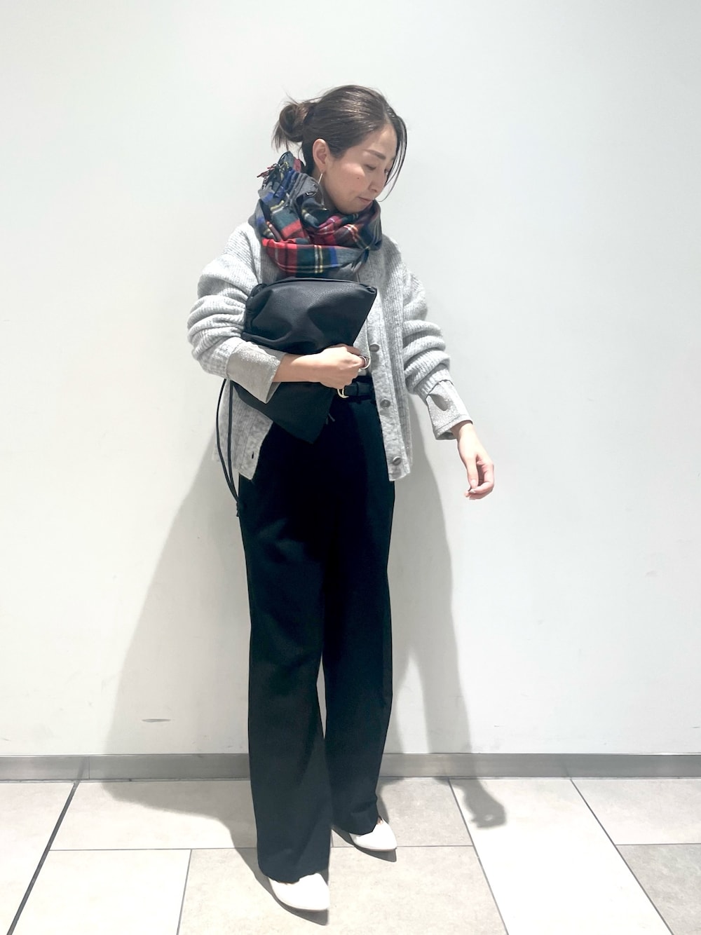 ブラック系のその他パンツ、ブラック系のショルダーバッグ、シルバー系のTシャツ/カットソーを着用したレディースの冬コーディネートの1枚目の写真