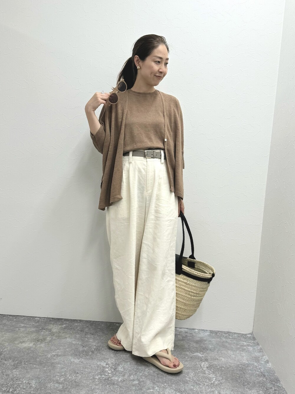 「リネン、リネンパンツ、カーディガン、ブラウンコーデ、かごバッグ、夏コーデ、レイヤードスタイル、サンダル、TAW&TOE、トートバッグ、パンツスタイル、オトナ女子」｜「NOLLEY’Sの《セットアップ対応》リネンワイドパンツ（その他パンツ、ホワイト系）」を使った、ISHIDAさん（レディース・158cm）の夏コーディネートの1枚目の写真
