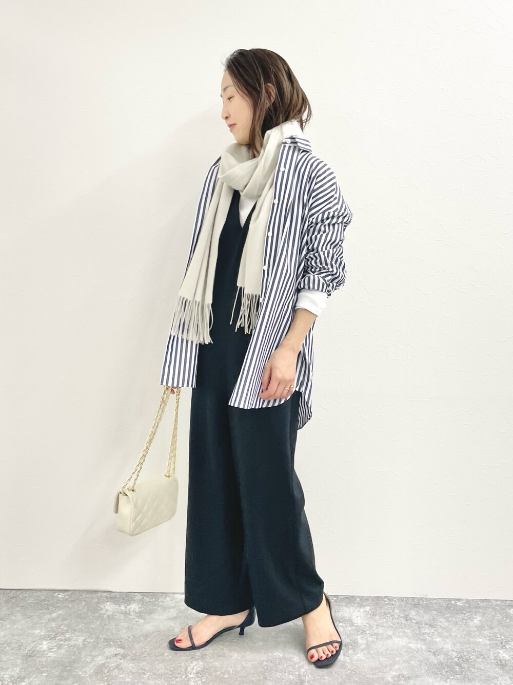 「サロペット、オールインワン、ストライプシャツ、シャツスタイル、シャツコーデ、ストラップサンダル、レイヤードスタイル、ストライプ、シャツ、パンツコーデ、ほめられ本命コーデ」｜「NOLLEY’SのMY STANDARD レギュラーシャツ（シャツ/ブラウス、ホワイト系）」を使った、ISHIDAさん（レディース・158cm）の冬コーディネートの1枚目の写真