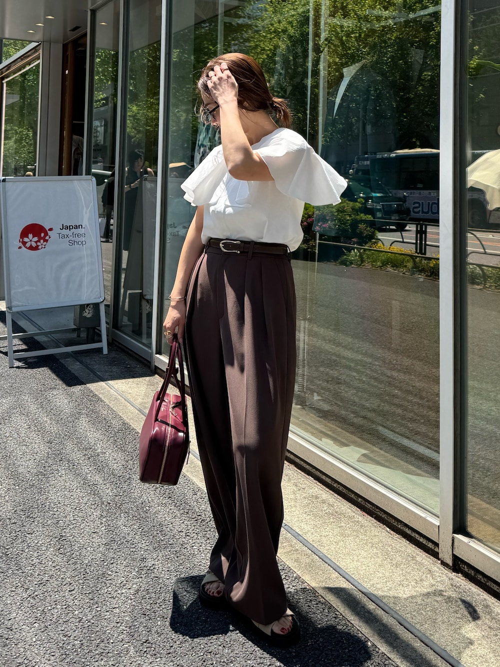 「ブラウンコーデ、ブラウン、ブラウンパンツ、スポーツミックス、デートコーデ、夏コーデ、夏服、オトナ女子、150cm台コーデ、夏、春夏コーデ、フリル」｜「NOLLEY’S Sophiのウォッシャブル強撚ツイルワイドパンツ（その他パンツ、ブラウン系）」を使った、ISHIDAさん（レディース・158cm）の夏コーディネートの1枚目の写真