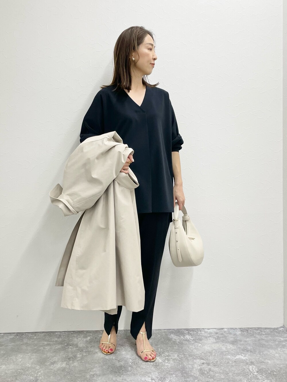 「お出かけコーデ、シンプルコーデ、卒業式、卒園式、ママコーデ、ママファッション、40代ファッション、セットアップ、スリットパンツ、チュニック、春コーデ、春アウター、トレンチコート、春色、ネイビー」｜「NOLLEY’Sの《セットアップ対応》ウォッシャブルカットジョーゼットVネックドルマンブラウス（シャツ/ブラウス、ブルー系）」を使った、ISHIDAさん（レディース・158cm）の冬コーディネートの1枚目の写真