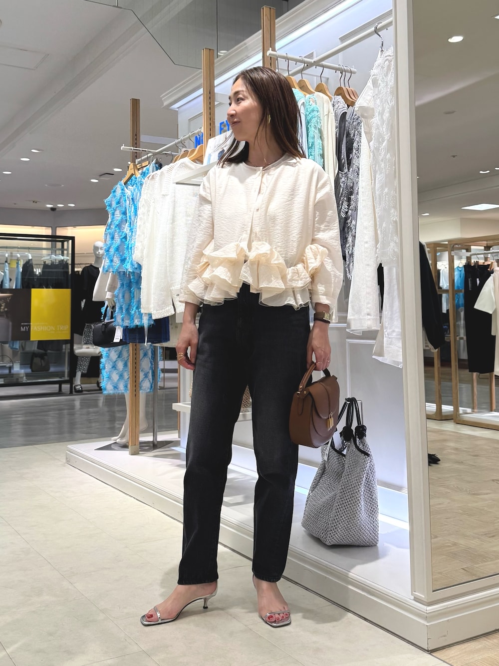 「モノトーン、きれいめカジュアル、シアートップス、夏コーデ、夏服コーデ、シンプルカジュアル、オトナカワイイ、キレイめカジュアル、大人女子、パンツコーデ、おしゃれさんと繋がりたい、オトナカジュアル、きれいめコーデ、大人ファッション、カジュアルスタイル」｜「Rie Millerの【RM denim】ハイウエストスリムテーパードデニム（デニムパンツ、ブラック系）」を使った、ISHIDAさん（レディース・158cm）の夏コーディネートの1枚目の写真