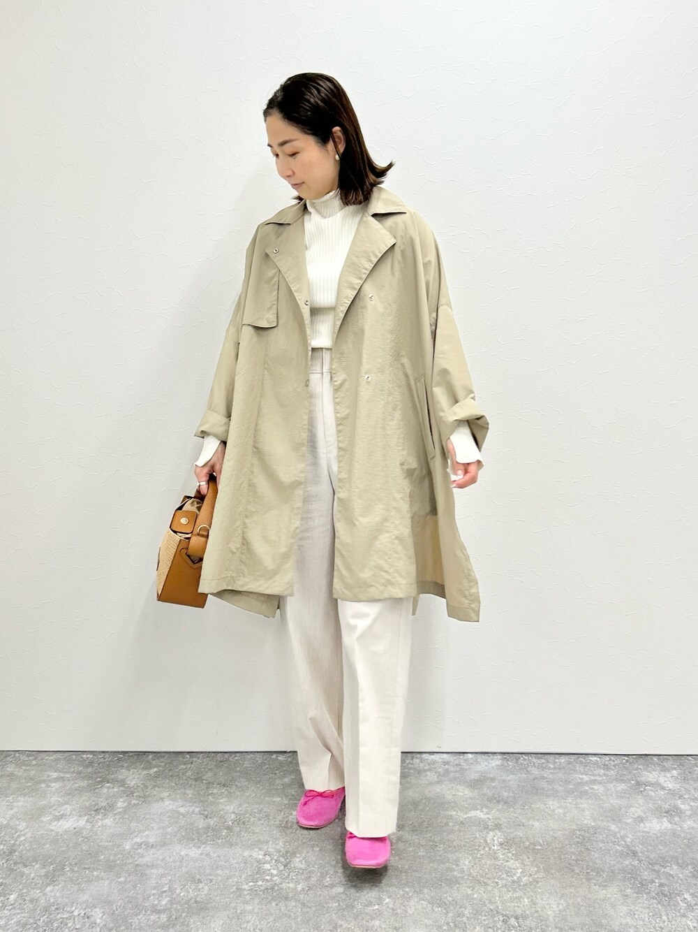 「ピンク、春服みてみて、休日スタイル、トレンチコート、春コーデ、ワイドパンツ、ベージュ、ベージュコーデ、ベージュパンツ、春アウター、パンツコーデ、バレエシューズ」｜「NOLLEY’Sのウォッシャブル撥水タフタオーバーコート（その他アウター、ベージュ系）」を使った、ISHIDAさん（レディース・158cm）の春コーディネートの1枚目の写真