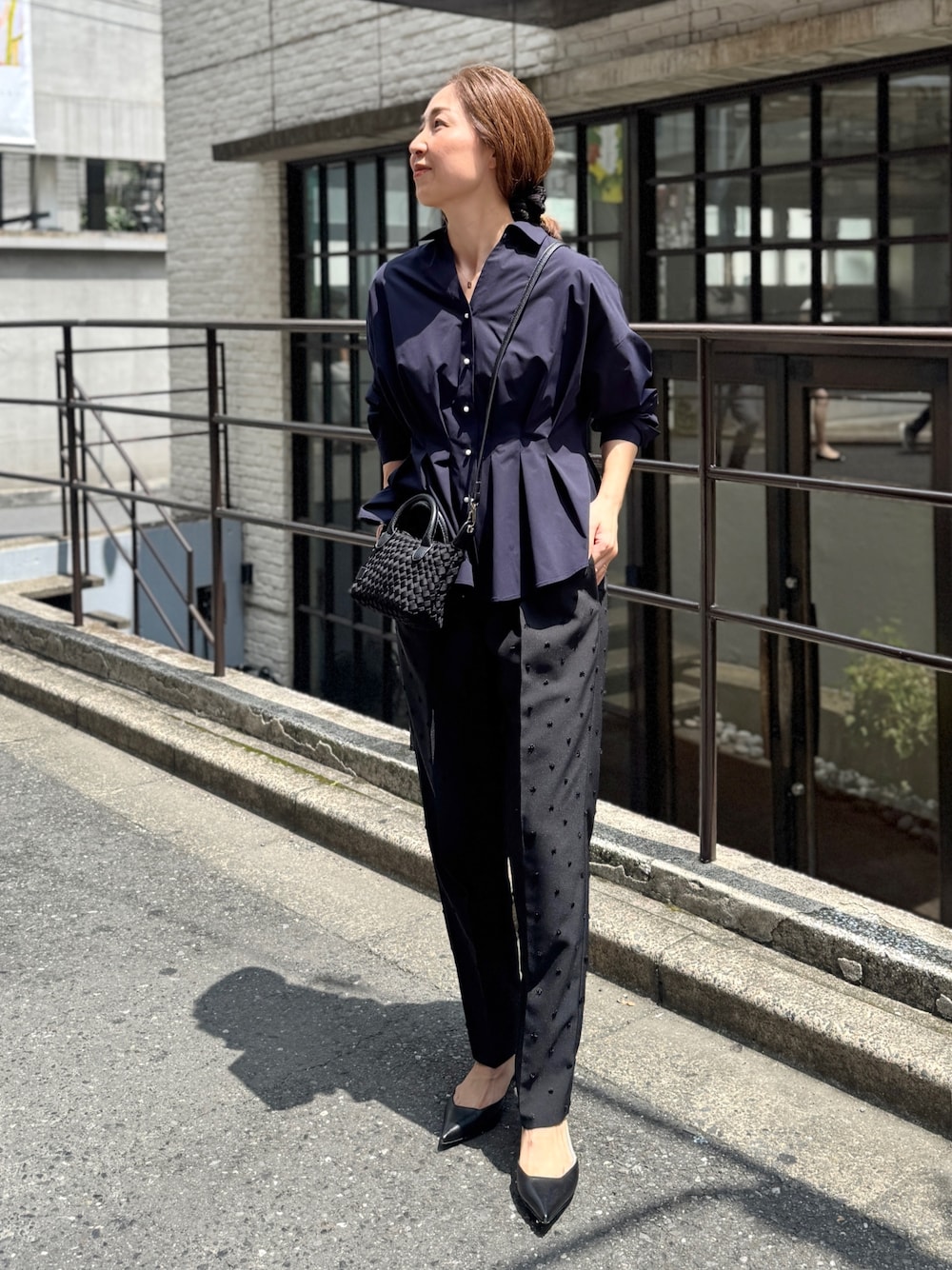 ブラック系のその他パンツ、ブラック系のトートバッグ、ブラック系のショルダーバッグを着用したレディースの夏コーディネートの1枚目の写真