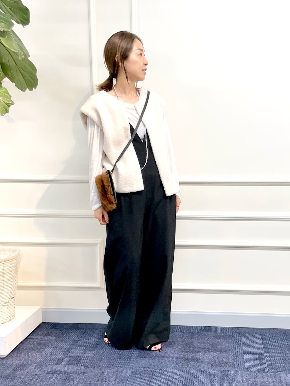 「ボア、ベスト、ジレ、ショート丈トップス、ボアベスト、サロペット、ミニバッグ、シアートップス、ロンT、シアーTシャツ、レイヤードスタイル、休日スタイル、ママコーデ」｜「VIOLAd'OROのアイテム（ショルダーバッグ、ブラウン系）」を使った、ISHIDAさん（レディース・158cm）の秋コーディネートの1枚目の写真