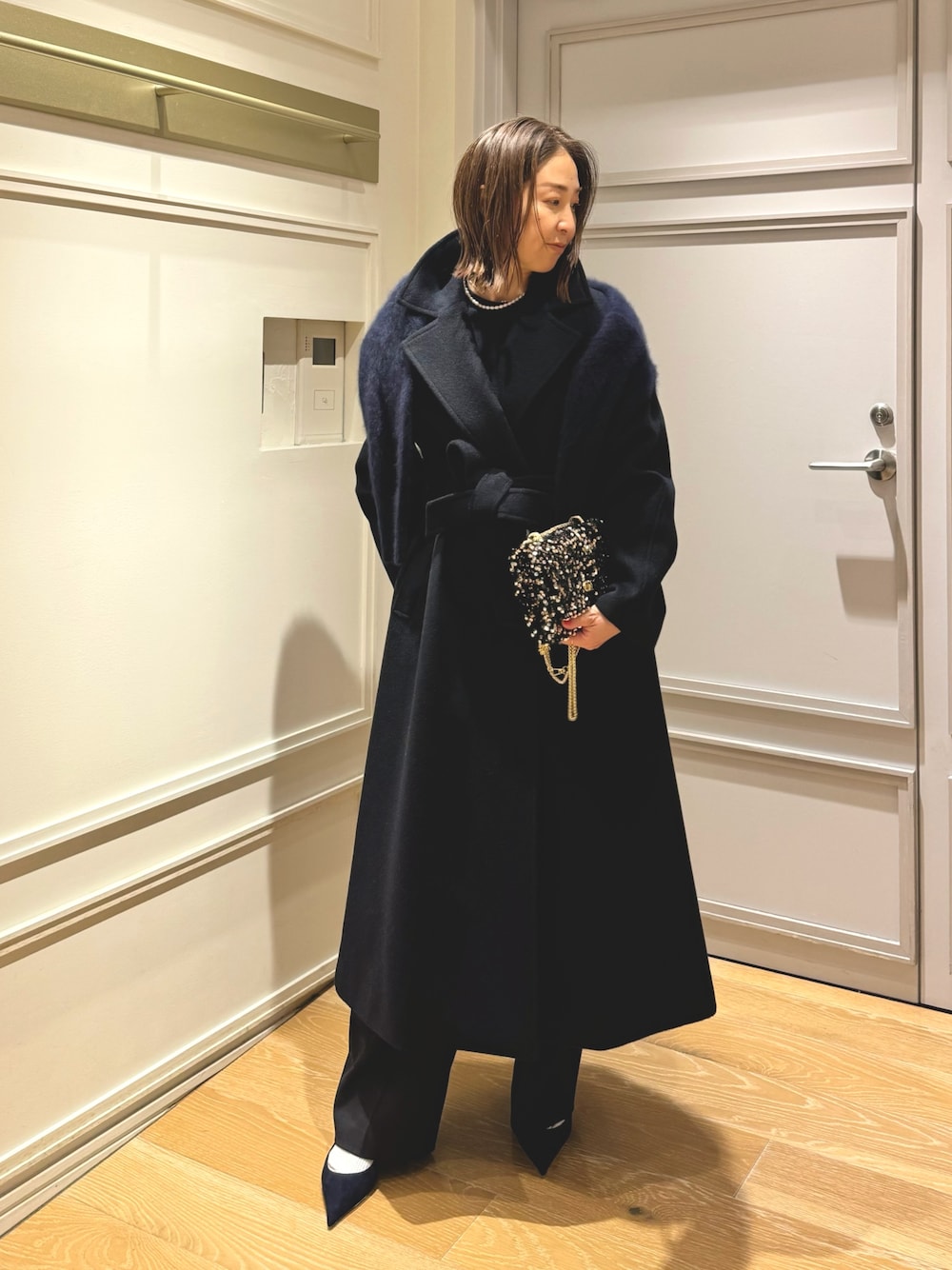 「ロングコート、冬アウター、最近のいい感じコーデ、クリスマスコーデ、クリスマスに着たい服、オトナカジュアル、お出かけコーデ、オトナ女子、キラキラバッグ、ショルダーバッグ」｜「NOLLEY’S Sophiのアンゴラロングベルテッドコート 24AW（その他アウター、ブルー系）」を使った、ISHIDAさん（レディース・158cm）の秋コーディネートの1枚目の写真