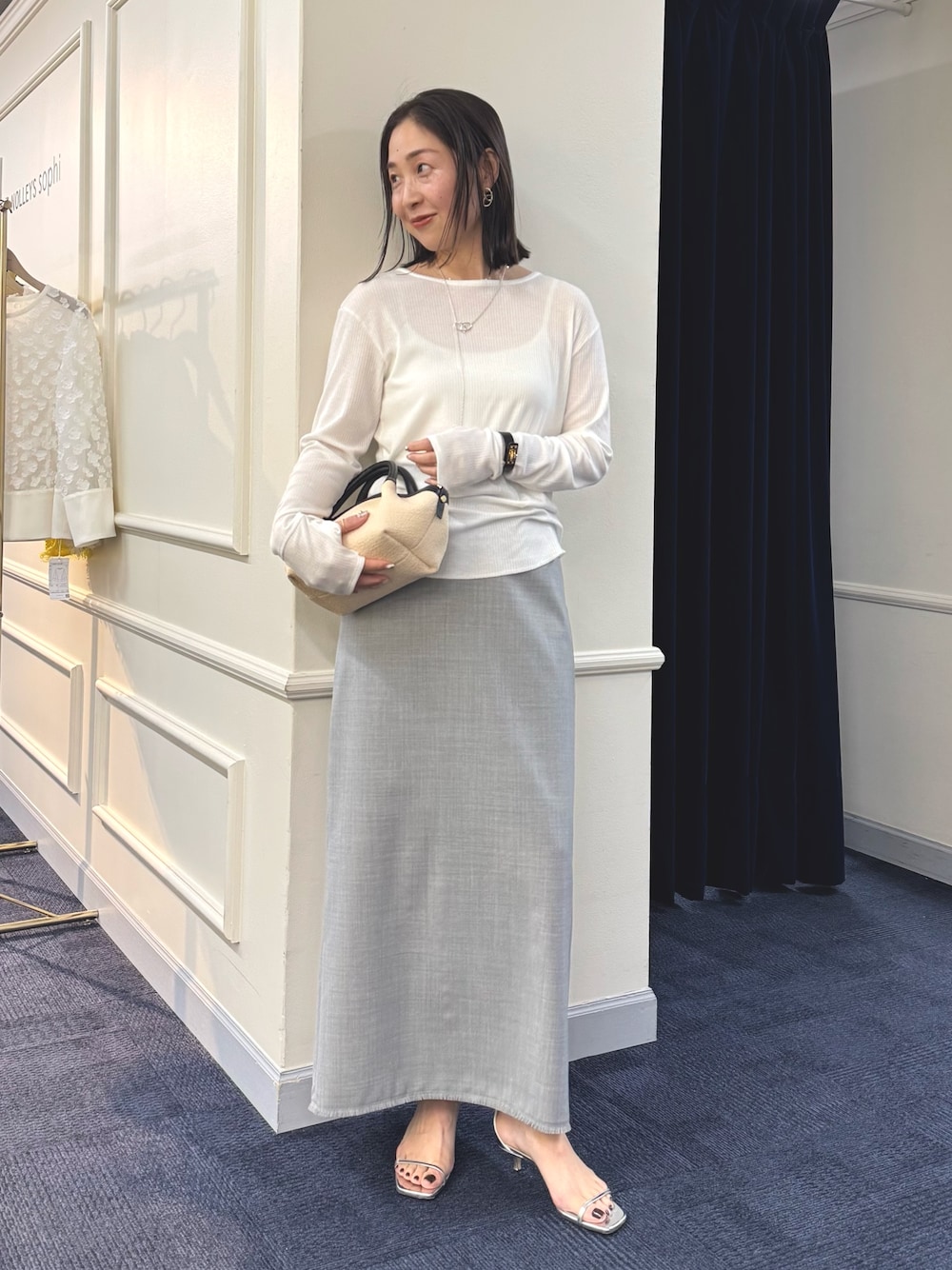 「ヘンリー、ヘンリーネック、レイヤードスタイル、タイトスカート、春、春コーデ、春夏コーデ、春色、春服、ブレス、アクセサリー、リング、リング重ね付け」｜「NOLLEY’Sの【grace grace/グラスグラス】ムスビピアス（ピアス（両耳用）、シルバー系）」を使った、ISHIDAさん（レディース・158cm）の冬コーディネートの1枚目の写真