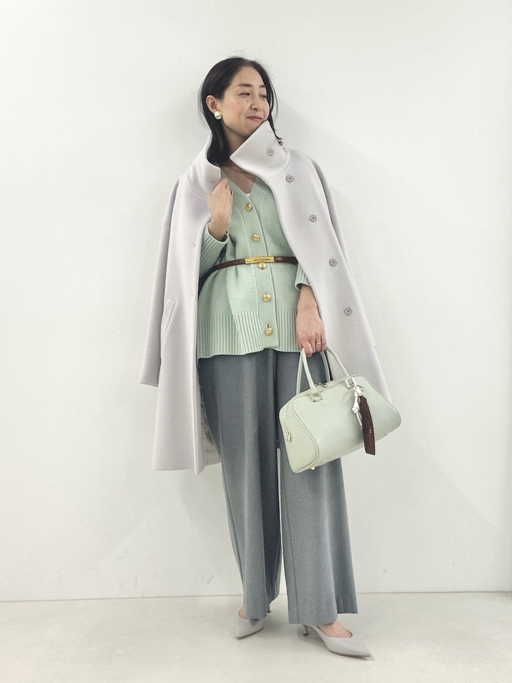 「お仕事コーデ、お仕事、お仕事スタイル、パンツ、パンツスタイル、パンツコーデ、淡色コーデ、お出かけコーデ、オトナカジュアル、冬のコーデ、カジュアルスタイル、お洒落さんとつながりたい」｜「NOLLEY’Sの《セットアップ対応》ウォッシャブル両面起毛イージーワイドパンツ（その他パンツ、グレー系）」を使った、ISHIDAさん（レディース・158cm）の冬コーディネートの1枚目の写真