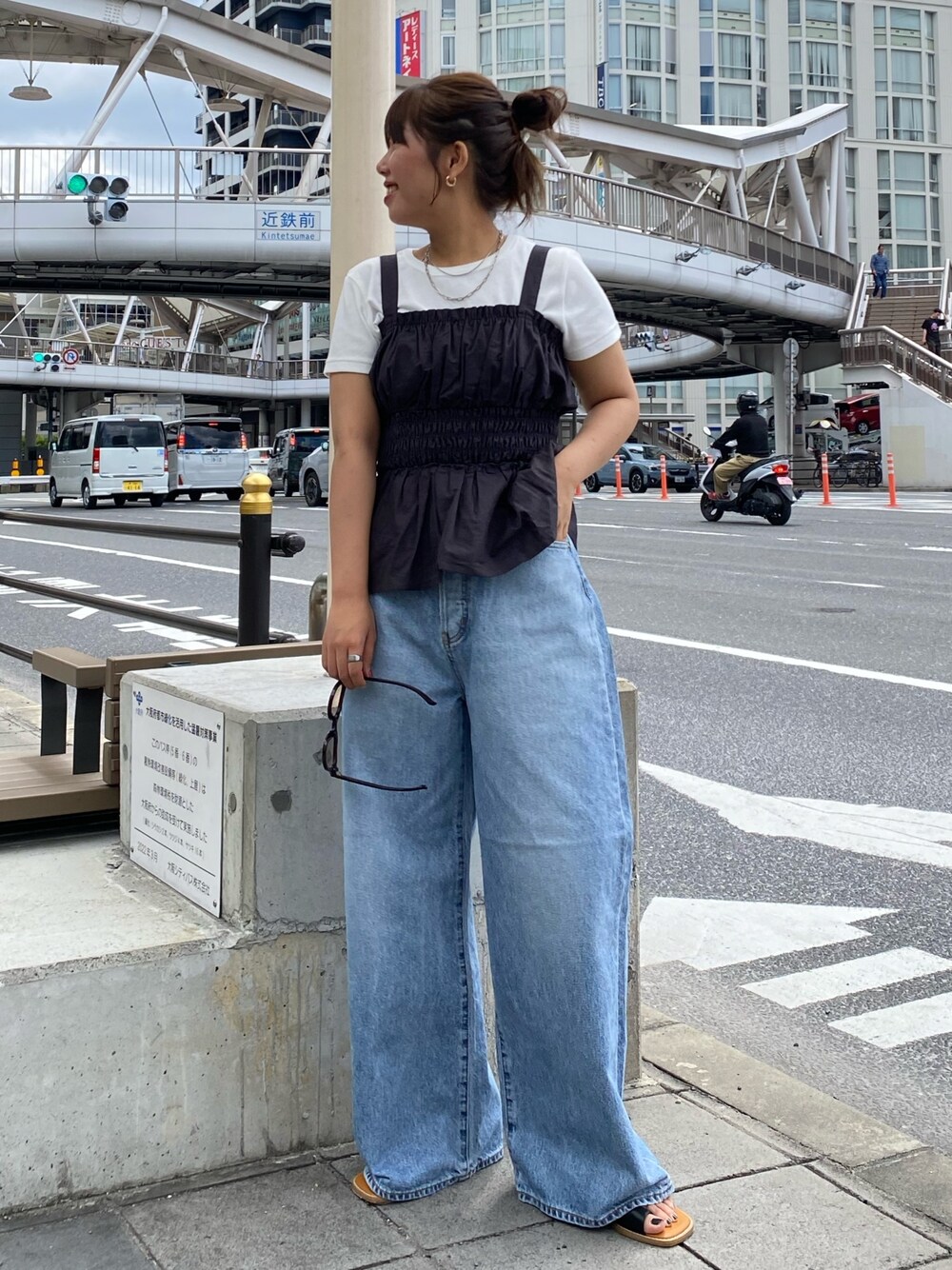 ホワイト系のTシャツ/カットソー、グレー系のキャミソール、ブルー系のデニムパンツを着用したレディースの夏コーディネートの1枚目の写真