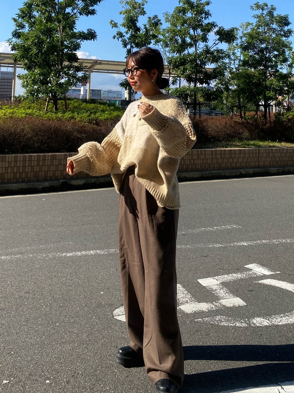 ホワイト系のニット/セーター、ブラウン系のその他パンツを着用したレディースの秋コーディネートの1枚目の写真