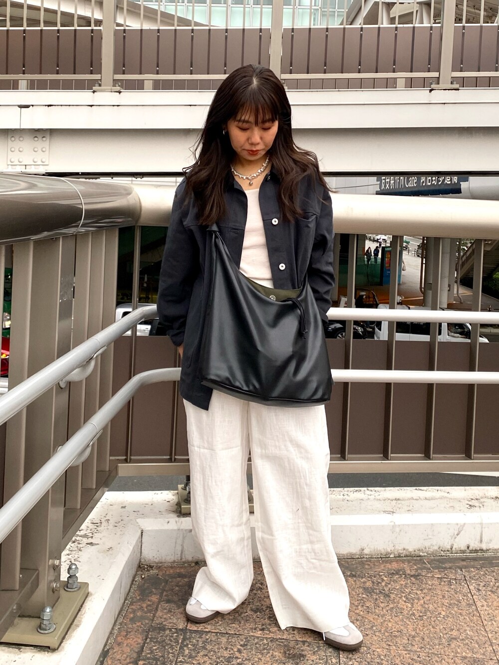 グレー系のブルゾン、ホワイト系のその他パンツ、ホワイト系のキャミソールを着用したレディースの春コーディネートの1枚目の写真