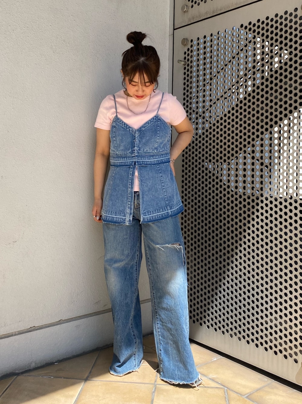 ピンク系のTシャツ/カットソー、ブルー系のキャミソール、ブルー系のデニムパンツを着用したレディースの春コーディネートの1枚目の写真