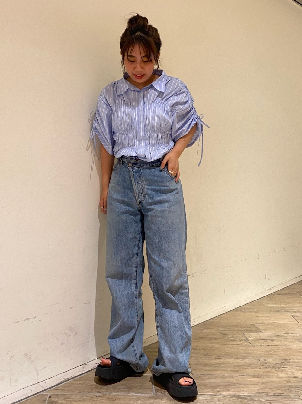 その他のシャツ/ブラウス、ブルー系のデニムパンツを着用したレディースの夏コーディネートの1枚目の写真