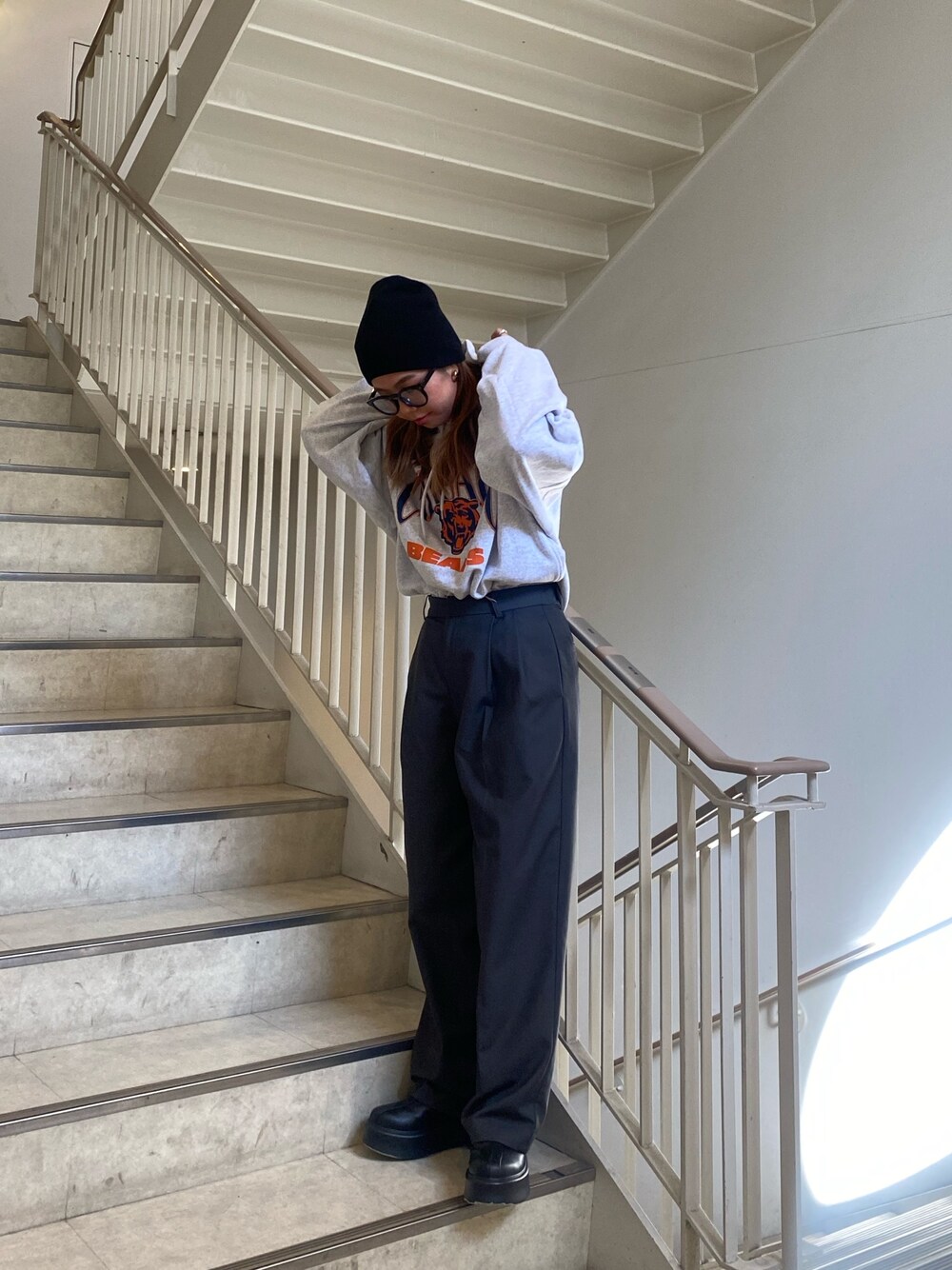 グレー系のパーカー、グレー系のその他パンツ、ブラック系のブーツを着用したレディースの秋コーディネートの1枚目の写真