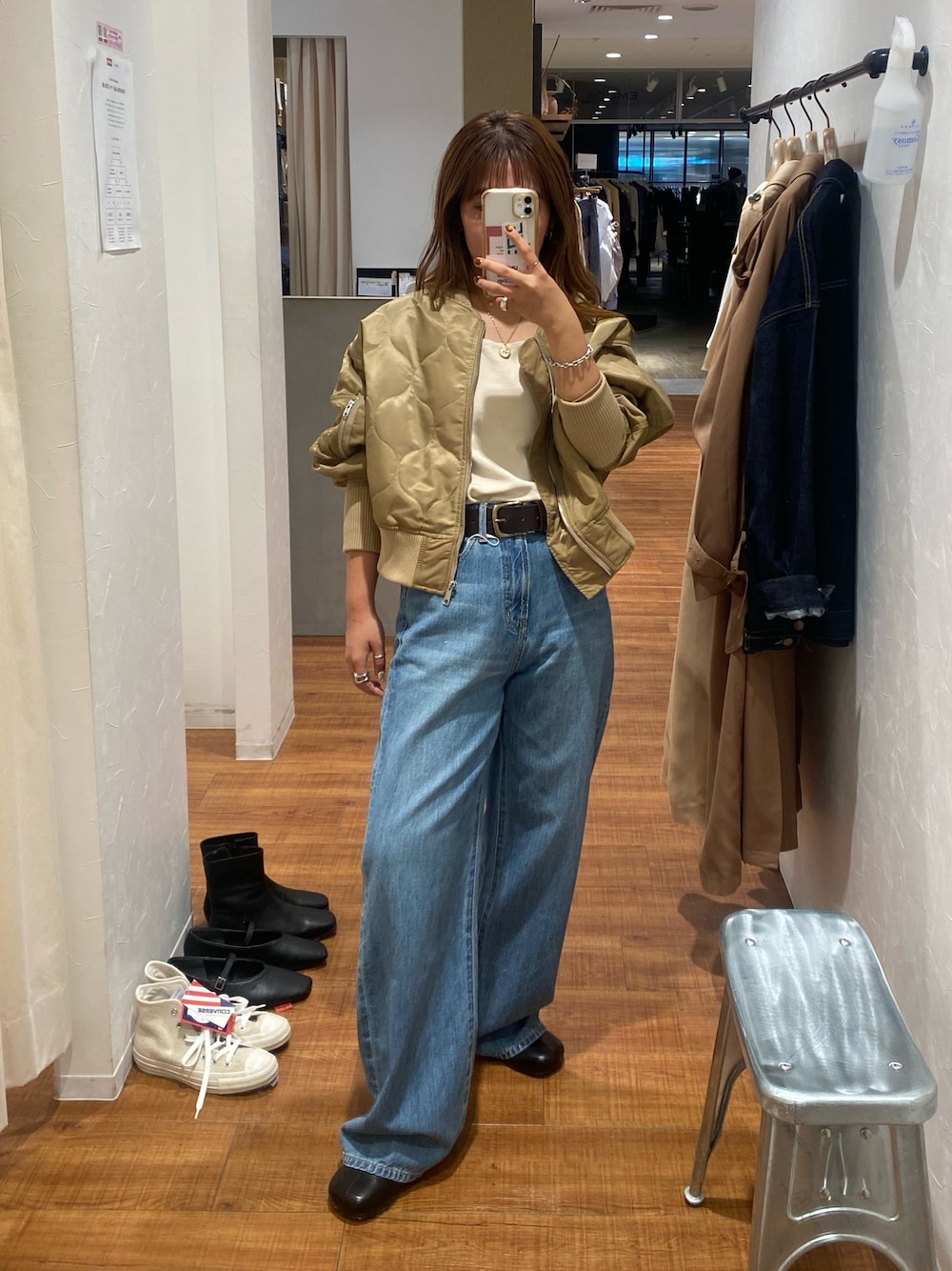 ベージュ系のブルゾン、ブルー系のデニムパンツ、ブラック系のブーツを着用したレディースの秋コーディネートの1枚目の写真