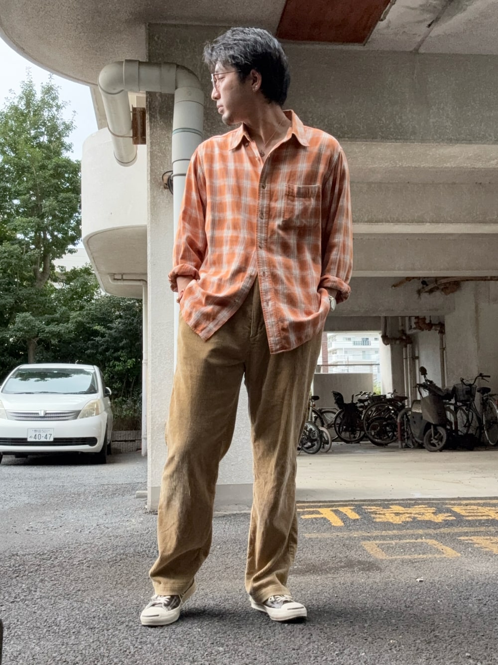 オレンジ系のシャツ/ブラウス、ベージュ系のその他パンツを着用したメンズの秋コーディネートの1枚目の写真